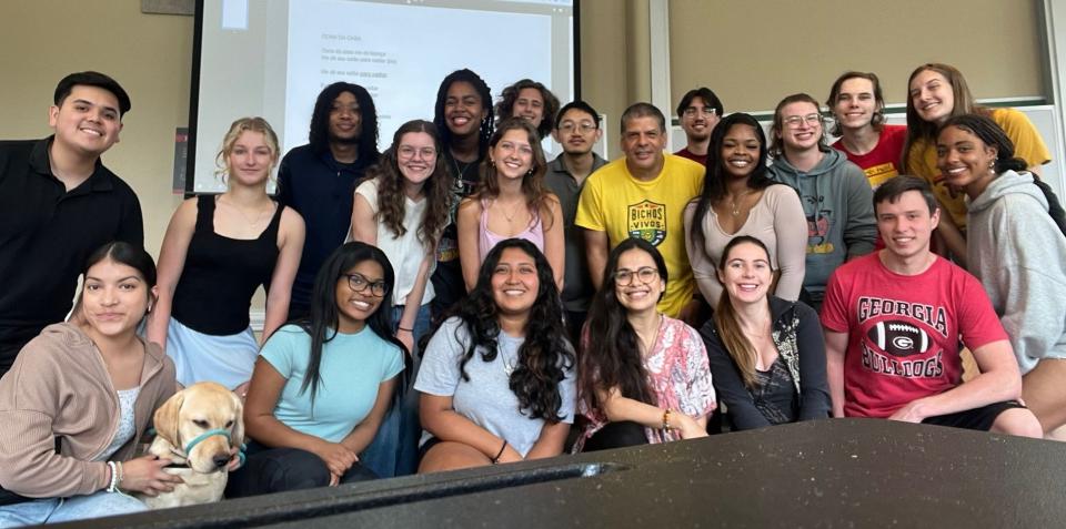 Students in PORT1002 with Maria Kamila and Bill Lucas